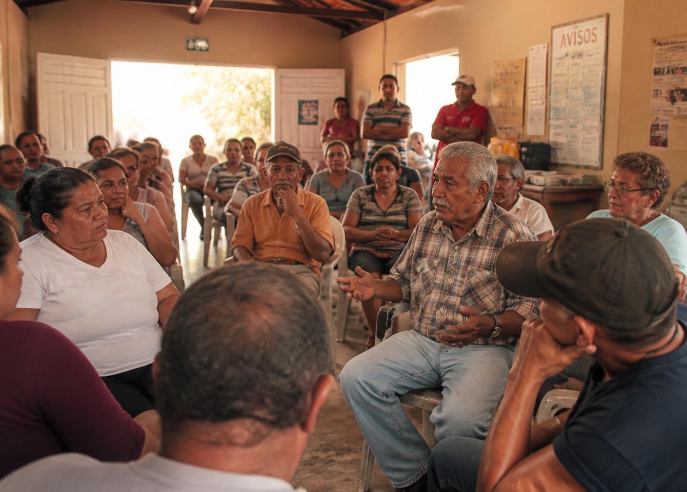 Asamblea de residentes en el centro comunal