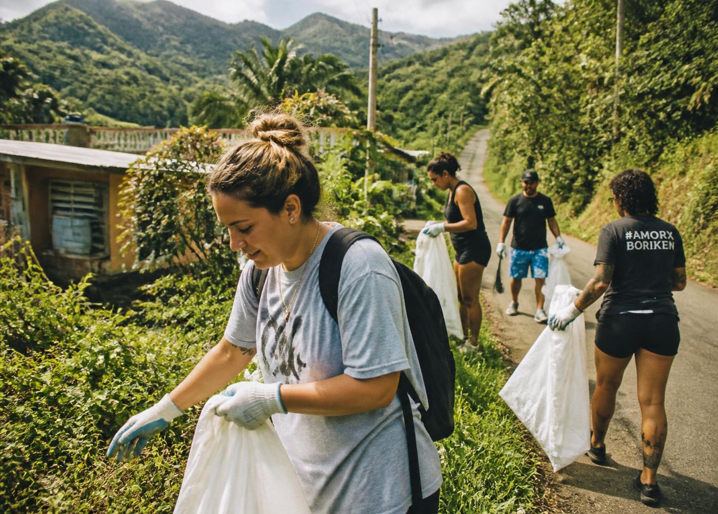 Voluntarios limpiando un camino rural del barrio